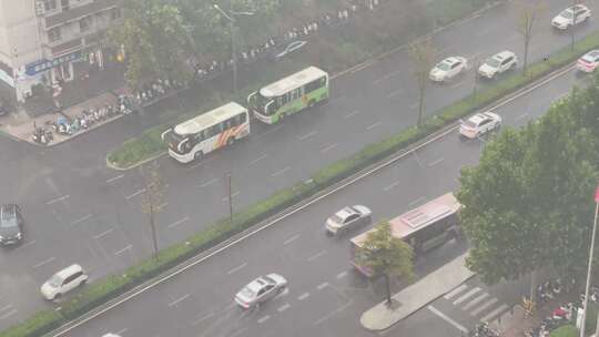 城市暴雨天车辆