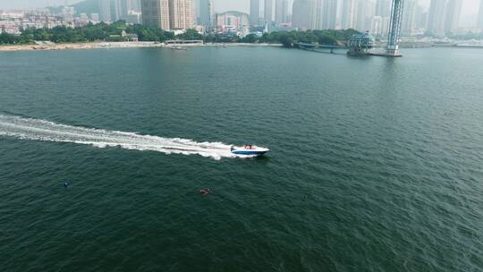 大连星海湾游艇行驶视频素材模板下载