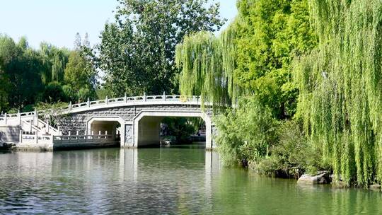 山东济南大明湖公园景区湖面景色与石拱桥