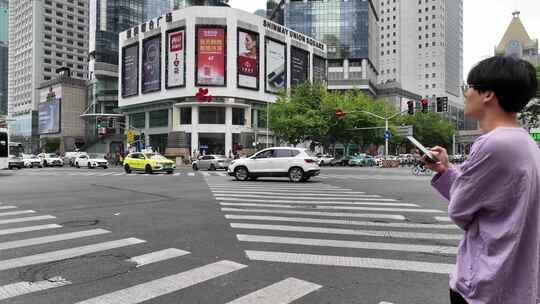 上海路口人群过马路