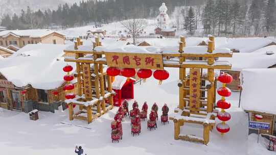 黑龙江中国雪乡木屋雪景 游客漫步赏雪