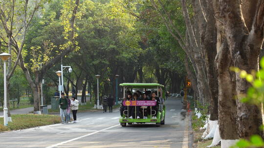 大学生校园下课校园班车