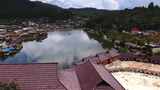 无人机向前移动拍摄的拉克泰国村中间的湖泊，周围是山ra高清在线视频素材下载