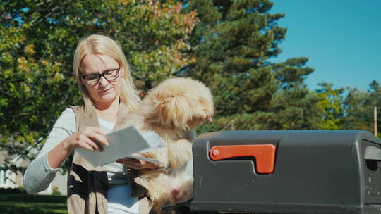 怀里抱着小狗的女人视频素材模板下载