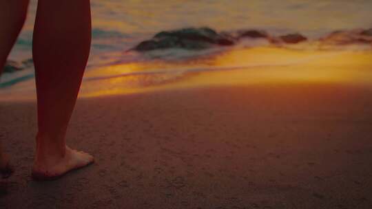 特写女孩光着脚丫走在沙滩上