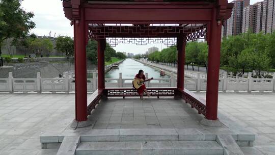 西安美女小姐姐弹吉他护城河环城公园旁航拍