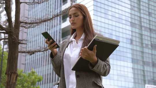 女商人在街上打电话