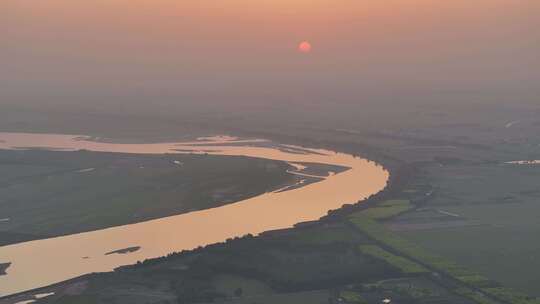 夕阳下蜿蜒曲折的河流