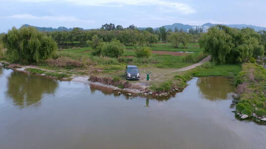 湖泊视频云南昆明停在滇池畔的汽车和美女