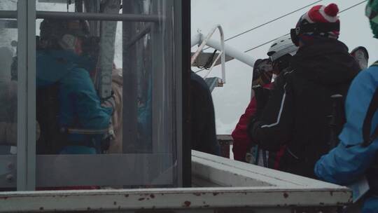 游客登上滑雪缆车