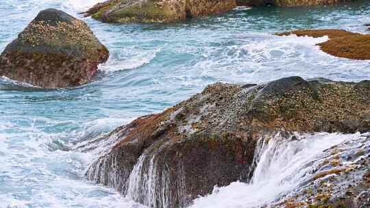 海南早晨海岛日出大海海浪拍打礁石