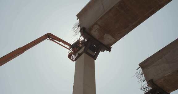 吊杆升降机在建筑工地周围移动人员