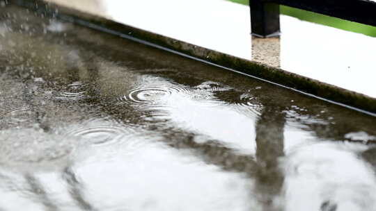下雨时候雨水滴落阳台