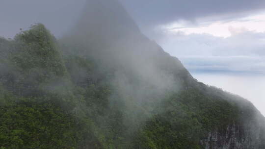 雨天的热带自然山景山上的云彩