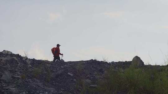 男子户外徒步登山背影