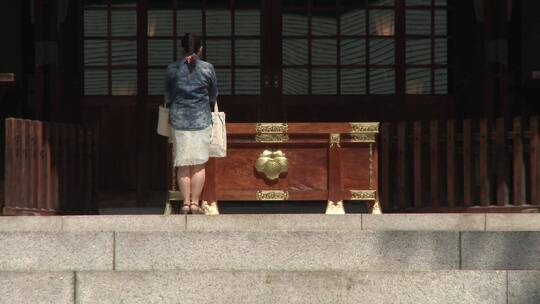 女人在寺庙祈祷