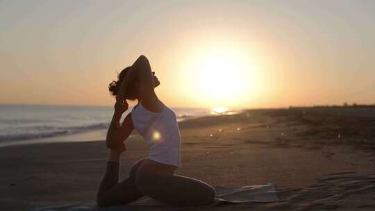 海边夕阳沙滩练瑜伽意境瑜伽视频素材模板下载