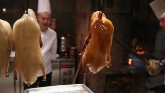 北京烤鸭入炉坑烤烤鸭店