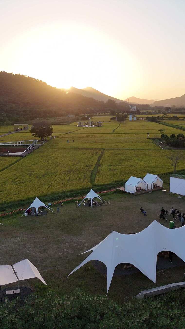 田野旁的户外露营场景