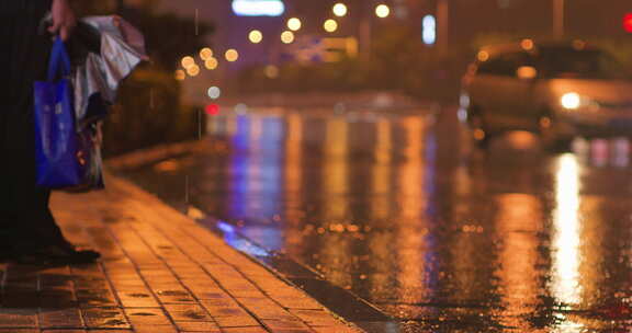 夜晚下雨雨景