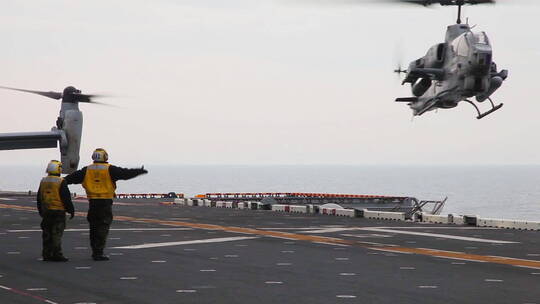 一架直升机降落在航空母舰甲板上视频素材模板下载