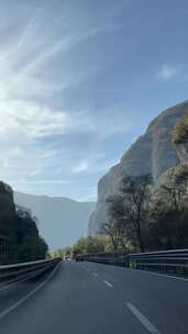 在山景中的道路上行驶