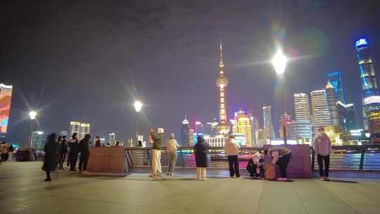 上海外滩夜晚游客在游玩拍照延时摄影视频素