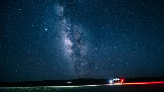 西藏阿里自驾旅游汽车夜晚星空银河风光延时