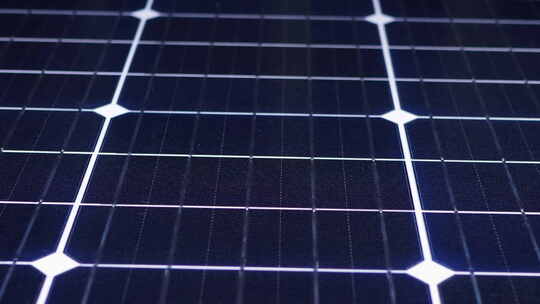 太阳能电池板旋转。单晶太阳能电池。太阳能