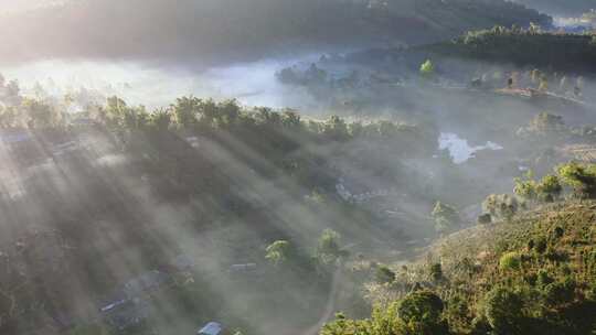 鸟瞰美洪山湖边班拉克泰国华人村的日出与雾