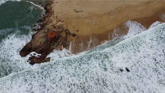 海南陵水富力湾海边 海浪拍打岸边凉亭