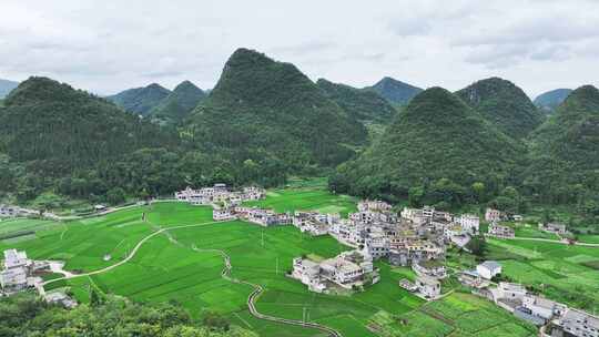 在贵州美丽的山区村落和山脉光