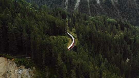 山峰山林穿梭火车旅行在路上自然风景