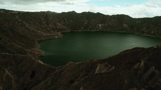 厄瓜多尔安第斯山脉空中火山内的奎洛托阿火