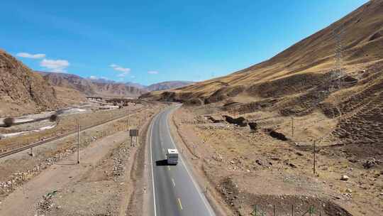 房车行驶 露营地 新疆 独库公路 沙漠 绿地