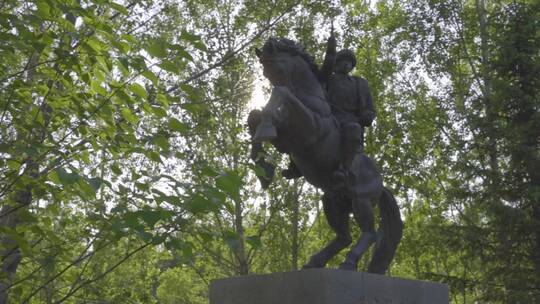 烈士陵园里的东北抗日英雄雕塑