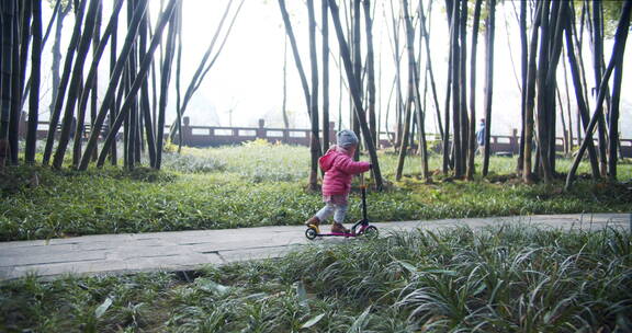 成都望江公园里玩滑板车的小女孩