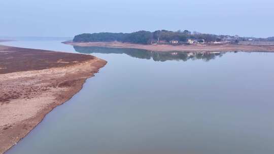 湖泊岸边自然风光全景