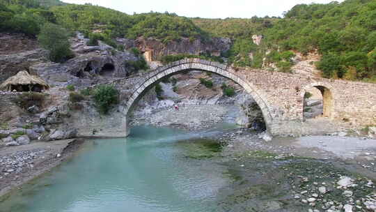 阿尔巴尼亚桥下的水