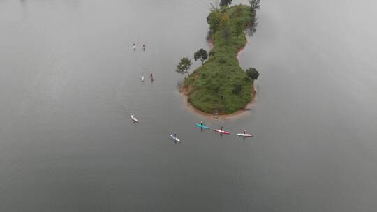 航拍阴天在庐山西海划桨板水上运动sup视频素材模板下载