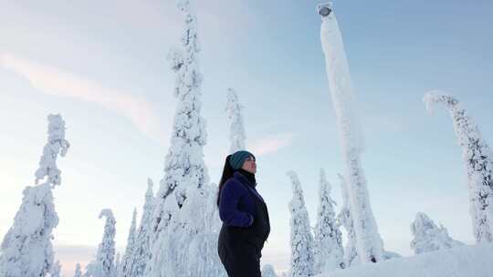 芬兰北极圈拉普兰，女孩散步和探索美丽的白