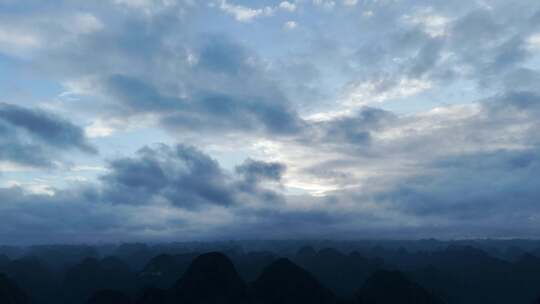 清晨朝霞山峰高山黎明