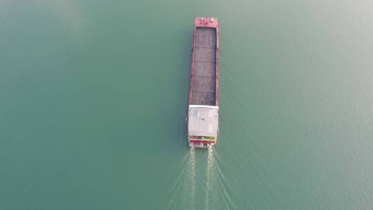 航拍长江上驶过的巨型货轮4k视频