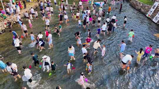 玩水上乐园捞鱼比赛亲子活动夏季天户外团建