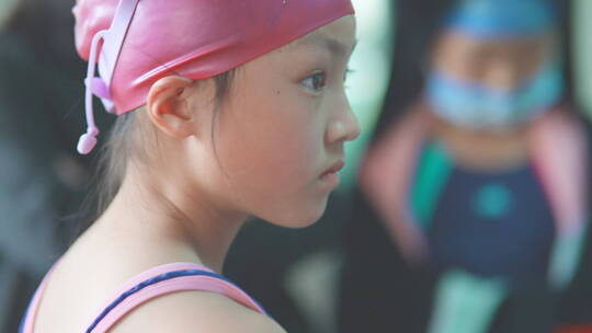 游泳馆里的比赛小女孩们等待视频素材模板下载
