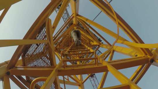 建筑 塔吊 攀登 向上 攀登视频素材模板下载