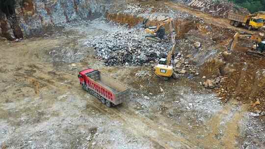 施工建筑工地 挖机 施工 石头 大货车挖掘机