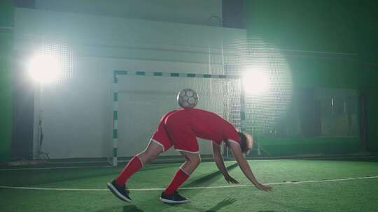 职业足球运动员表演技巧用足球平衡腿上的球视频素材模板下载