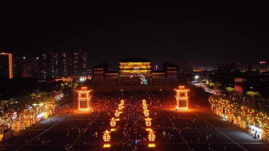 游客看应天门灯光秀表演