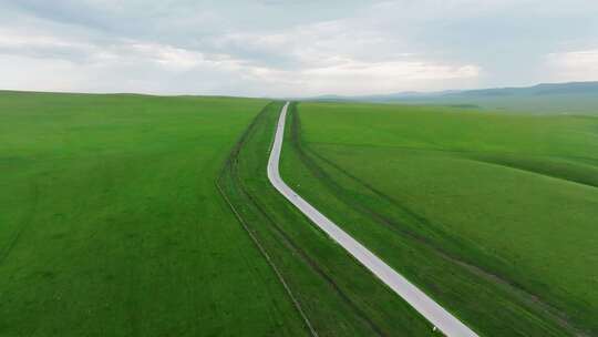 航拍草原公路 草原天路风景